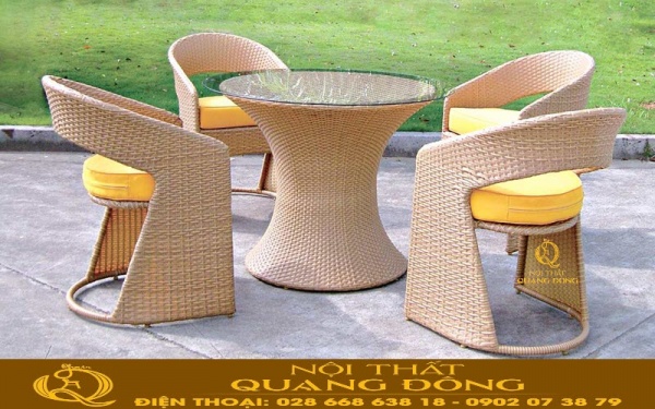 Bộ bàn ghế giả mây QD-2033 được sử dụng cho khu vực sân vườn ngoài trời với gam màu vàng giả mây tre tự nhiên