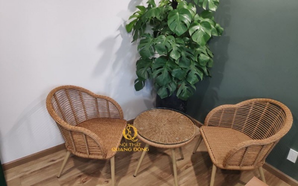 Mẫu bàn 2 ghế đan nhựa giả mây QD-2046 tô điểm thêm cho không gian Không gian nội thất căn phòng thêm sang trọng tiện nghi hơn với bộ bàn 2 ghế đan nhựa giả mây QD-2046