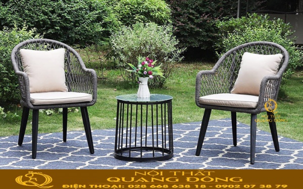 Bàn ghế giả mây QD-2052 nhỏ gọn, tinh tế đẹp cho ban công Bộ bàn 2 ghế giả mây kiểu dáng thanh gọn, tinh tế phù hợp cho ban công sân vườn.
