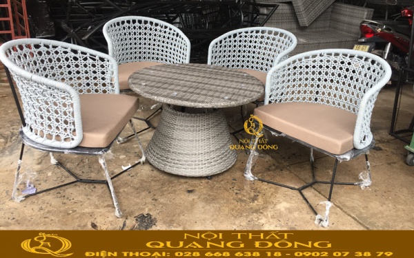 Bộ bàn ghế giả mây QD-2055 sử dụng bàn tròn đan mây nhựa, chân hình chuông độc đáo