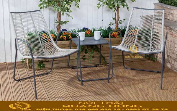 Bộ bàn 2 ghế đan nhựa giả mây QD-2060 được thiết kế thanh gọn, đẹp mắt phù hợp cho ban công góc sân vườn