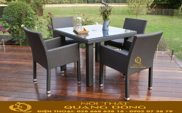 Bộ bàn ghế giả mây QD-2064 được thiết kế vuông vức, chắc chắn đơn giản mà sang trọng tinh tế