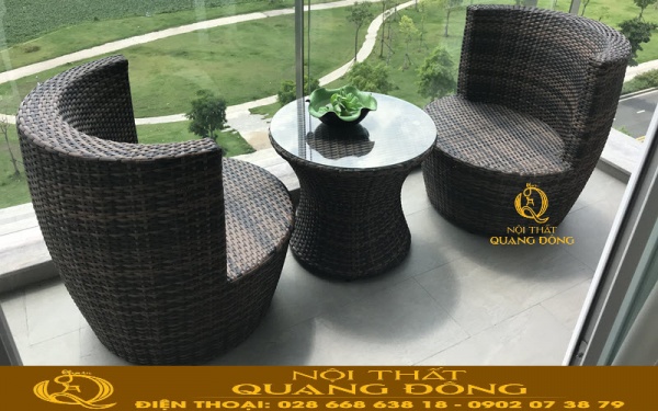 Bộ bàn 2 ghế đan nhựa giả mây được thiết kế kiểu dáng độc đáo, hiện đại sang trọng cho ban công sân thượng
