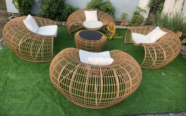 Bàn ghế giả mây với thiết kế dạng ghế to sử dụng cho khu vực ngoài trời sân vườn