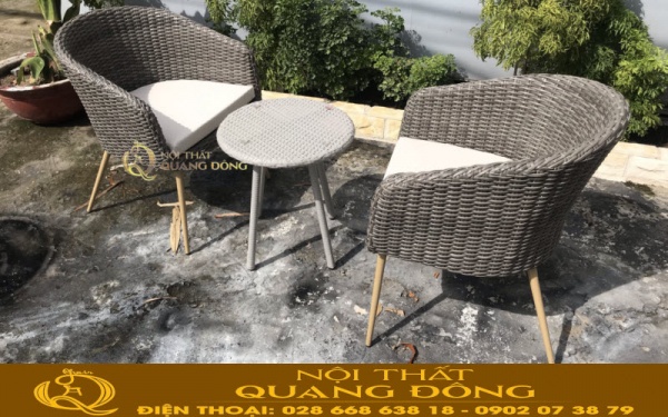 Bàn ghế dùng cho ban công giả mây QD-2078 Bộ bàn 2 ghế đan nhựa giả mây QD-2078 thiết kế nhỏ gọn đẹp cho ban công sân vườn