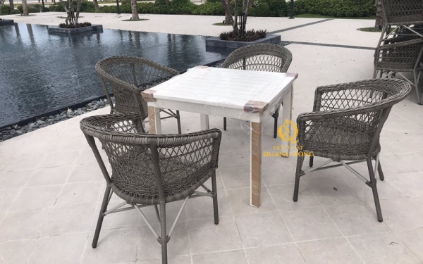 Nội Thất Quang Đông giao mẫu bàn ghế giả mây sợi tròn tại nhà hàng biển ngoài trời The Hamptons Plaza Hồ Chàm 