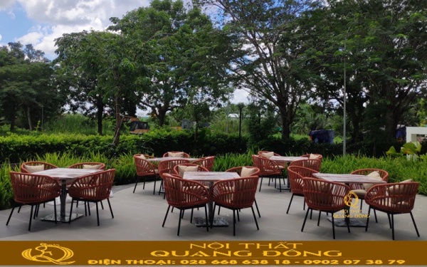Chọn bàn ghế giả mây phong cách teen màu nổi bật giúp quán trong bắt mắt hơn