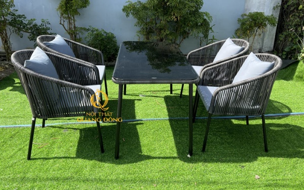 Bàn ghế giả mây QD-2087 thiết kế thanh gọn, vững chắc với khung thép sơn tĩnh điện vững chắc, kết hợp sợi mây nhựa tròn siêu bền
