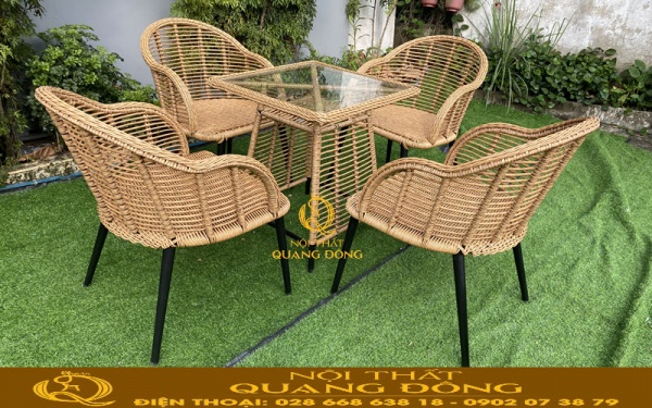 Màu vàng nhẹ nhàng của bộ bàn ghế giả mây QD-2090 giúp sản phẩm dễ dàng hòa nhập thiên nhiên