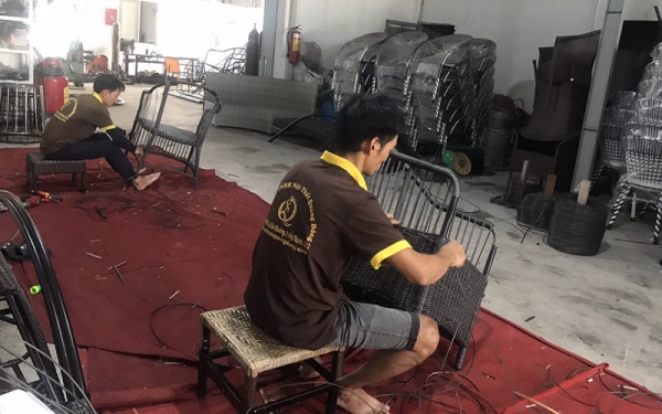 Sản xuất đan bàn ghế giả mây thủ công mỹ nghệ bằng tay theo cách truyền thống