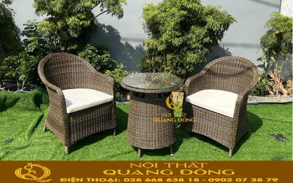Bàn ghế giả mây QD-2092 được trang bị nệm lót giúp êm ái và sang trọng hơn