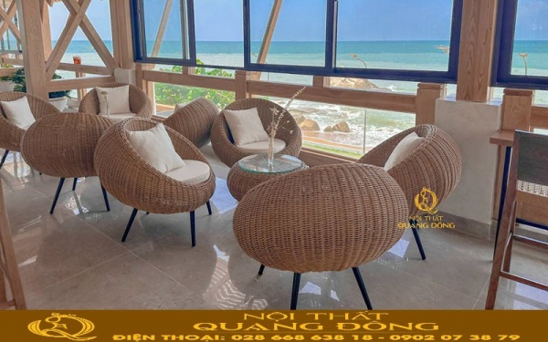 Bàn ghế giả mây QD-2093 thiết kế kiểu dáng bo tròn độc đáo, sử dụng đan từ sợi mây nhựa tròn cao cấp. Giá thành của bộ 4 ghế 1 bàn rơi vào tầm 19 triệu. Tùy vào thời điểm, số lượng bạn có thể liên hệ trực tiếp đến nhà cung cấp Nội Thất Quang Đông để có giá thành chính xác nhất
