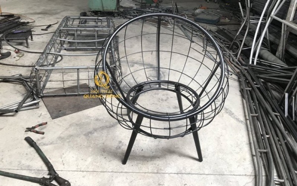 Khung ghế giả mây được làm bằng thép, nhôm sơn tĩnh điện chống gỉ sét
