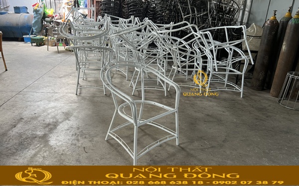 Phần khung thép sơn tĩnh điện chắc chắn của mẫu ghế giả mây QD-2095