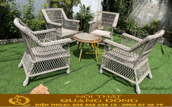 Mẫu bàn ghế giả mây QD-2104 đan sợi mây nhựa tròn bền bỉ, kết hợp kiểu đan ca rô thoáng đãng tuyệt đẹp cho sân vườn