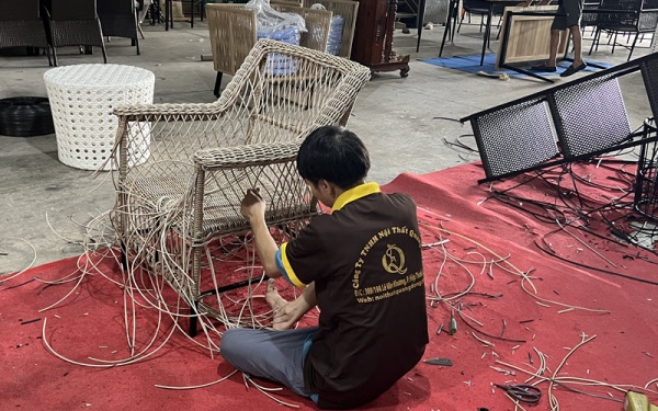 Ghế giả mây QD-2104 được sản xuất đan lát thủ công bằng tay tại xưởng công ty Nội Thất Quang Đông