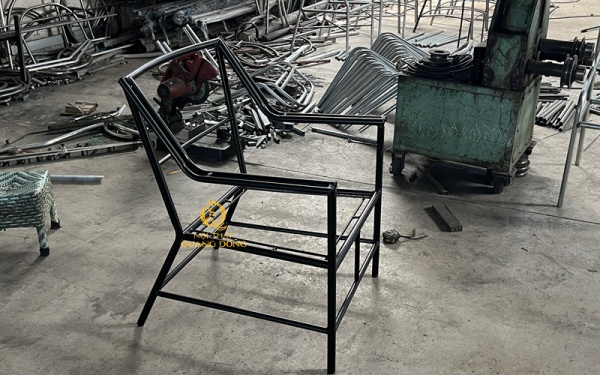 Khung ghế giả mây QD-2104 được làm bằng thép sơn tĩnh điện bóng mịn vững chắc