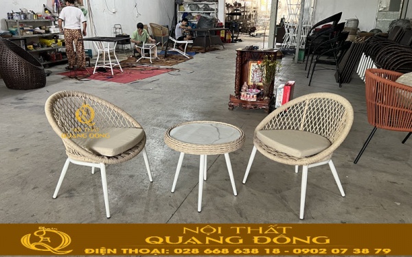 Bàn ghế đan giả mây mới hoàn thiện tại xưởng Nội thất Quang Đông