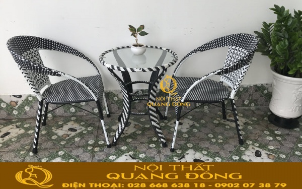 Bàn ghế giả mây QD-281 sử dụng 2 màu trắng và đen đan xen tạo điểm nhấn đặc biệt