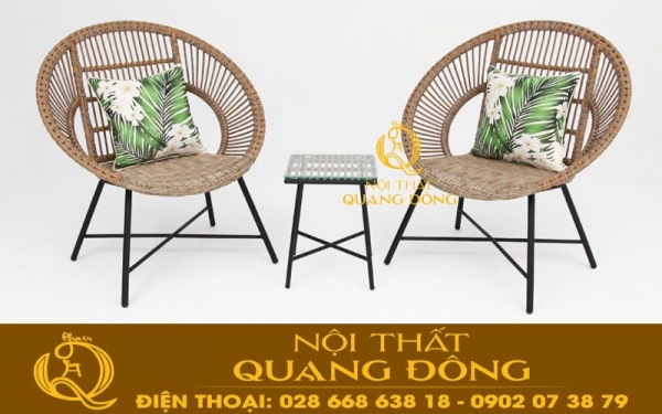 Bàn ghế giả mây QD-282 gồm 2 ghế 1 bàn tinh tế đẹp cho ban công sân vườn Bộ bàn 2 ghế đan nhựa giả mây kiểu dáng đơn giản thanh thoát, đẹp cho ban công sân vườn