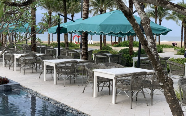 Bàn ghế giả mây QD-317 ghi hình tại The Hamptons Plaza hồ chàm