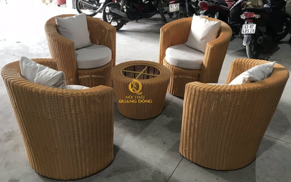 Bàn ghế giả mây QD - 319 tại xưởng Nội thất Quang Đông đang được kiểm tra hoàn thiện trước khi giao khách
