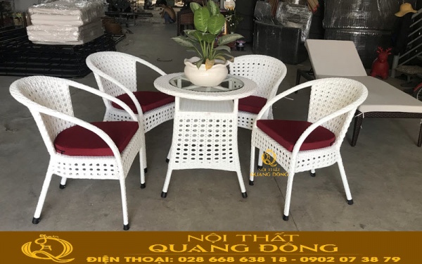 Bàn ghế giả mây QD-325 gam màu trắng tinh khiết, sử dụng thêm nệm lót màu đỏ đô tạo điểm nhấn nổi bật