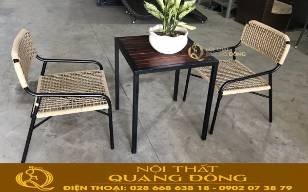 Bộ bàn ghế giả mây QD-337 sử dụng 2 ghế 1 bàn cho không gian nhỏ Mẫu bàn ghế giả mây QD-337 được ghép 2 ghế 1 bàn cho những không gian nhỏ như, ban công, góc sân vườn, khu vực hành lang sân thượng