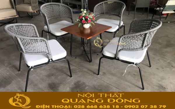 Bàn ghế giả mây QD-338 kiểu dáng mới hiện đại thanh gọn Bàn ghế giả mây QD-338 thiết kế hiện đại thanh gọn, với những đường uốn cong nghệ thuật
