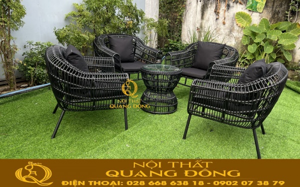Bàn ghế giả mây QD-342 màu đen huyền cho không gian thêm nổi bật, sử dụng sợi mấy nhựa tròn màu đen to tạo sự thống thoáng khi sử dụng