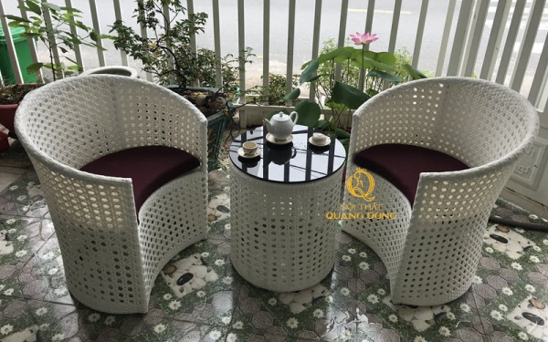 Mẫu ghế nhựa giả mây QD-344 nổi bật với kiểu đan mắt cáo thủ công, mang đến cảm giác êm thoáng thoải mái cho người ngồi