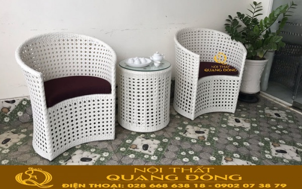 Bộ bàn 2 ghế giả mây QD-344 màu trắng tinh khiết, kết hợp kiểu đan mắt cáo thủ công tạo ra những lỗ thoáng đều đẹp mắt