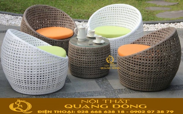 Sản phẩm bàn ghế giả mây QD-346 kiến tạo bởi kiểu dáng sang trọng hình trứng, kết hợp kiểu đan mắt cáo thủ công bằng tay mang nét đẹp thuần túy, gần gữi với thiên nhiên, điểm nhấn nổi bật cho không gian ngoại thất sân vườn.