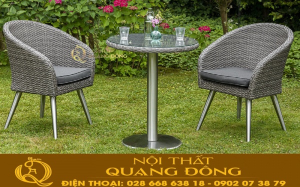 Bộ bàn ghế giả mây QD-349 được thiết kế phần khung sườn bằng inox 304 chống oxi hóa sáng bóng