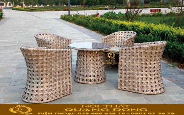Bộ bàn ghế giả mây QD-354 kiểu dáng sang trọng, kết hợp kiểu đan mắt cáo thủ công rất căng và chắc, với độ đàn hồi tự nhiên tạo cảm giác êm thoáng, bền đẹp thách thức mưa nắng. Bộ bàn ghế giả mây QD-354 đan mắt cáo bền đẹp tính thẩm mỹ cao, phù hợp cho mọi không gian
