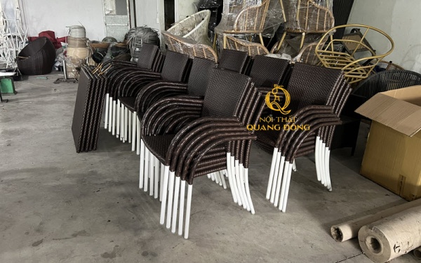 Bàn ghế ban công chung cư nên ưu tiên các mẫu xếp gọn kết hợp cùng bàn nhỏ