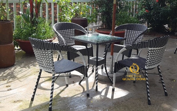 Mẫu bàn ghế giả mây giá rẻ, nhưng vẫn đạt chất lượng tốt, bảo hành 12 tháng sử dụng