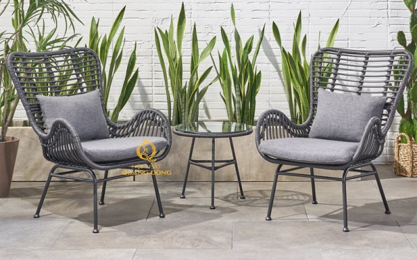 Bàn ghế giả mây lưng cao tạo góc chill cho ban công thư giãn