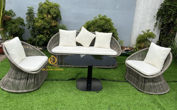 Bàn ghế giả mây sở hữu kiểu dáng hiện đại với đường nét tinh tế mang tính thẩm mỹ cao