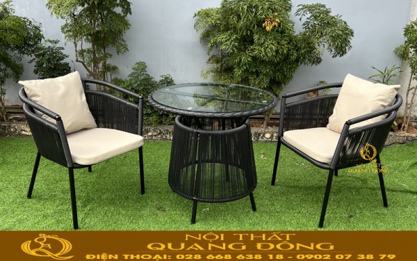 Bàn ghế được bọc nệm gối êm ái