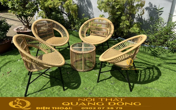 Lưng ghế tròn hình nón tạo điểm nhấn khác biệt cho bàn ghế giả mây QD-2115