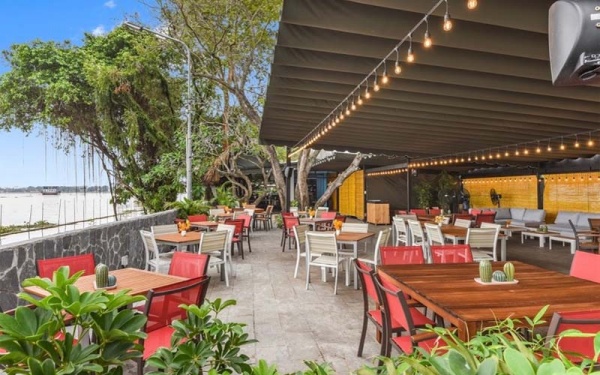 BoatHouse Restaurant là một nơi để thưởng thức cà phê với view sông độc đáo
