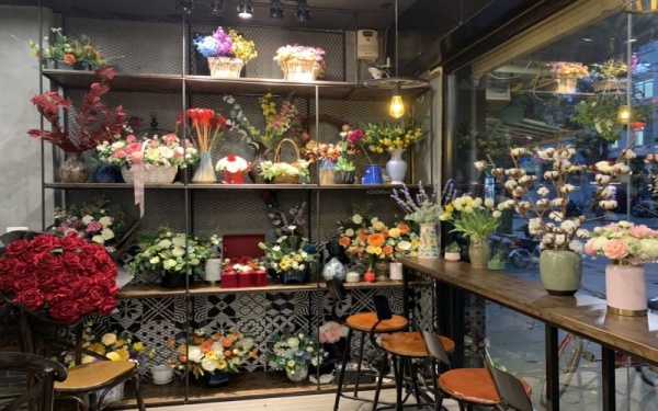 với ý tưởng hoa tươi làm chủ đạo, cafe Phố Hoa khiến khách hàng mê đắm ngay cái nhìn đầu tiên