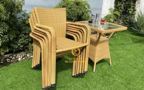 chân ghế được bọc nút chắc chắn không bị bung sợi mây và bảo vệ nền