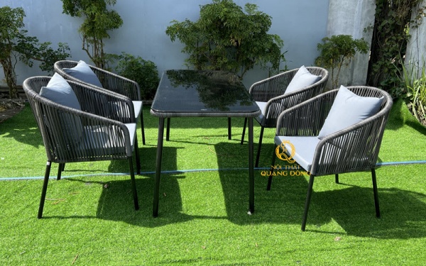 Chọn chất liệu mây nhựa cao cấp kết hợp khung kim loại sơn tĩnh điện giúp bàn ghế bền đẹp ngoài trời