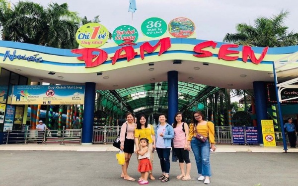 cổng công viên nước đầm sen được thiết kế đan xen giữa cổ điển và hiện đại và đặc biệt đa dạng các trò chơi