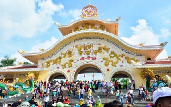 Cổng đón khách của suối tiên hoành tráng, rộng lớn với nét văn hóa lịch sử của dân tộc từ thời xa xưa