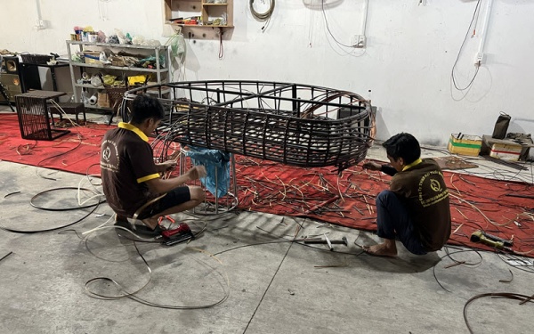 Đan ghế nhựa giả mây tại xưởng Nội Thất Quang Đông