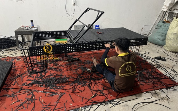 Đan ghế giả mây tại xưởng Công ty Nội Thất Quang Đông