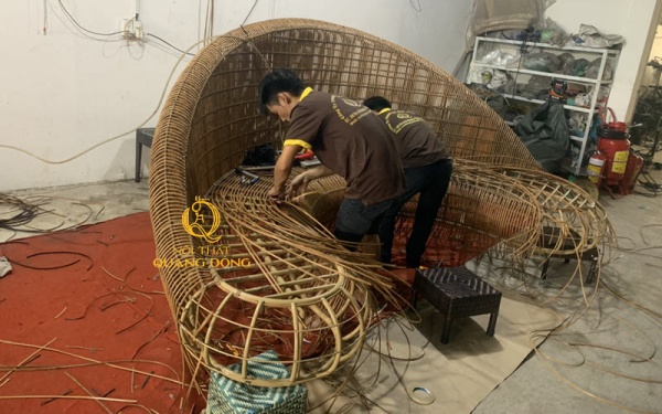 Công đoạn đan ghế giả mây tại xưởng Công Ty Nội Thất Quang Đông